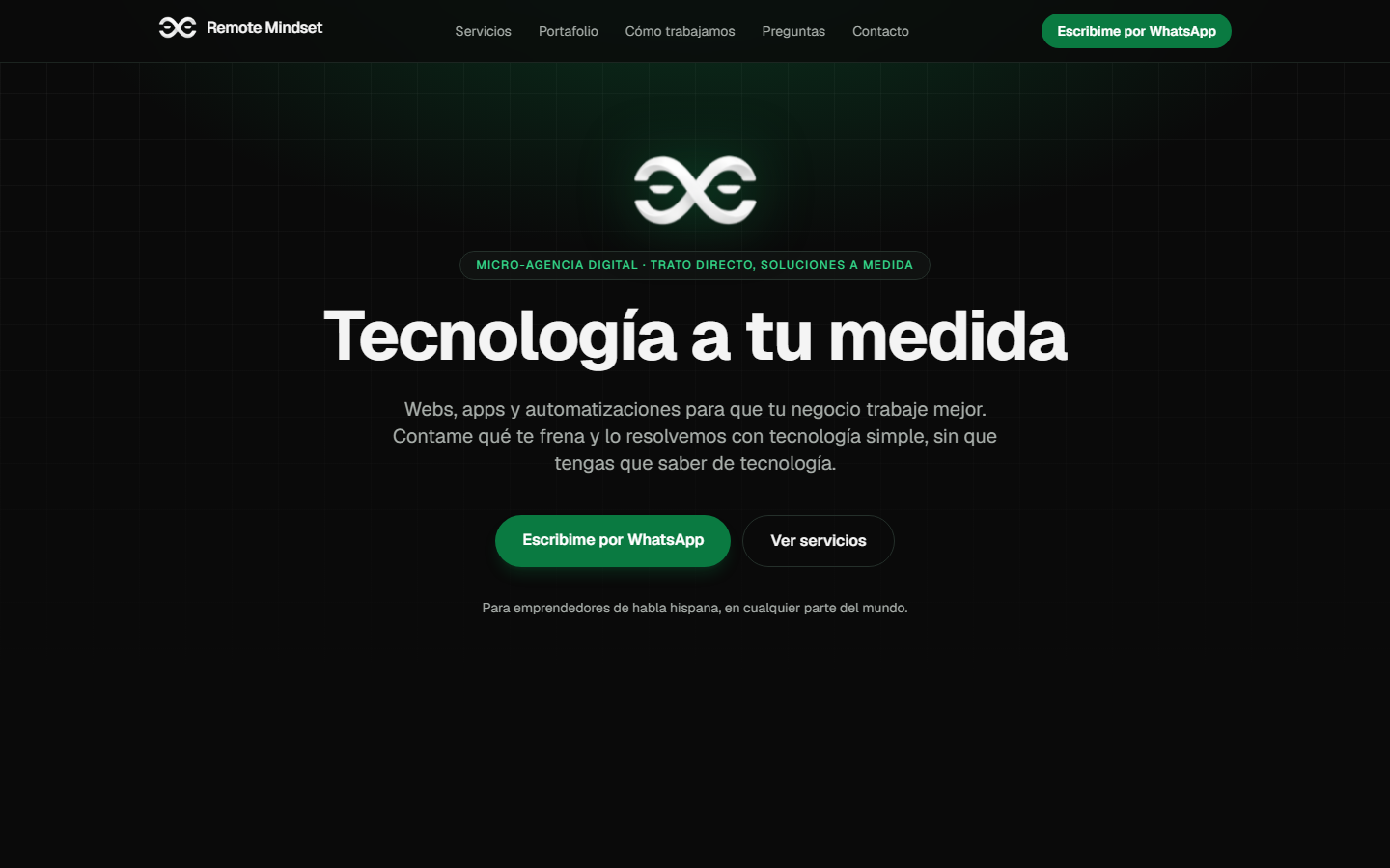 Portada del sitio de Remote Mindset en computadora: logo, titular "Tecnología a tu medida" y botones de WhatsApp y servicios